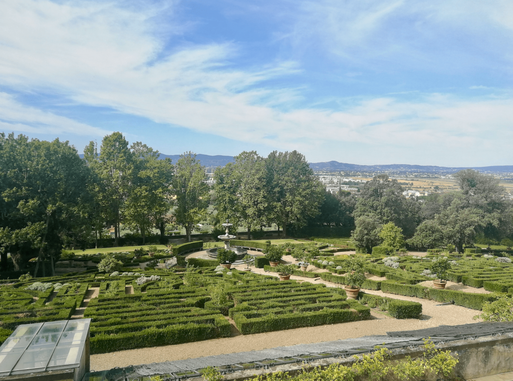 Giardino all'italiana di Villa La Petraia: aiuole, alberi, agrumi e alberi da frutto nani.