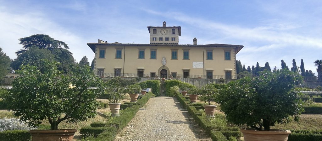Villa La Petraia, vista di fronte, dal basso. Siepi basse, scale con edera, agrumi.