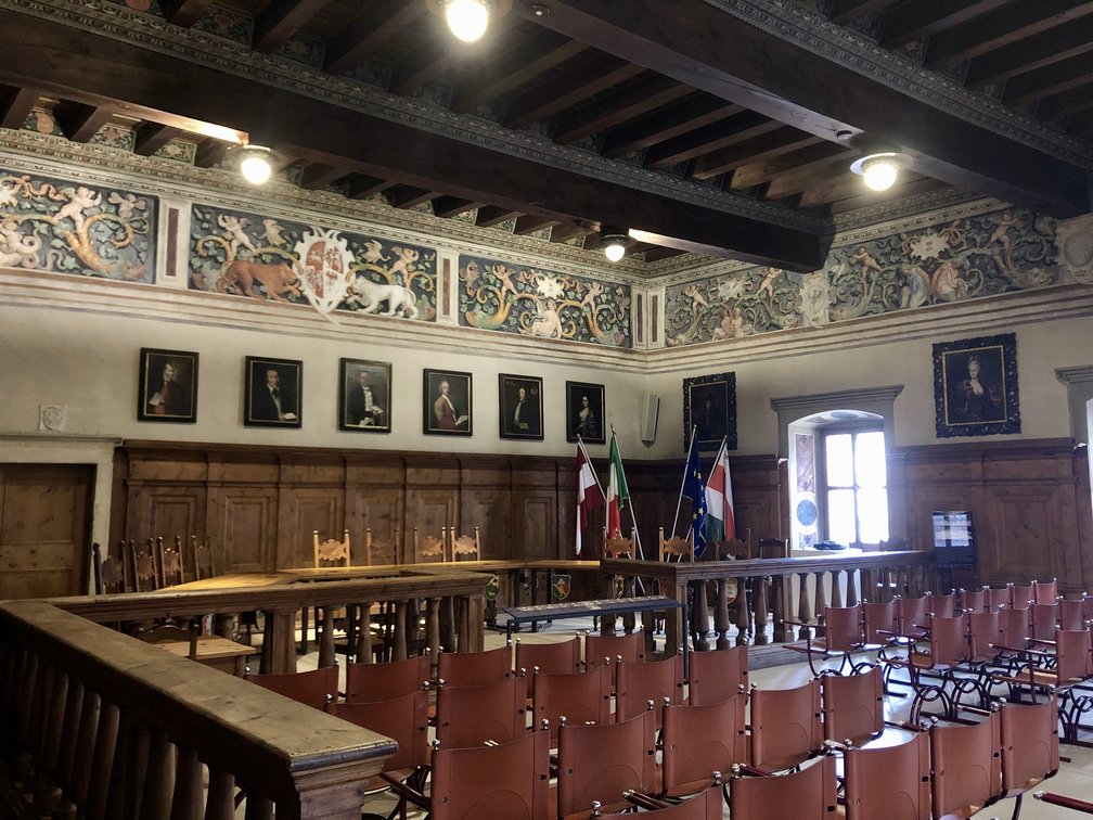 Sala con sedie e affreschi.