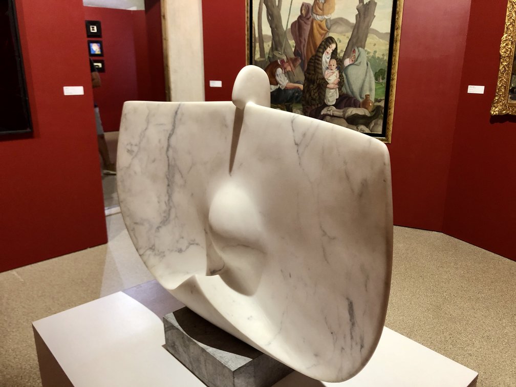 Statua in marmo rappresentante donna incinta.