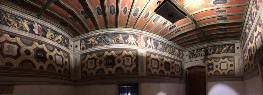 Affreschi, fregio e soffitto dipinto.