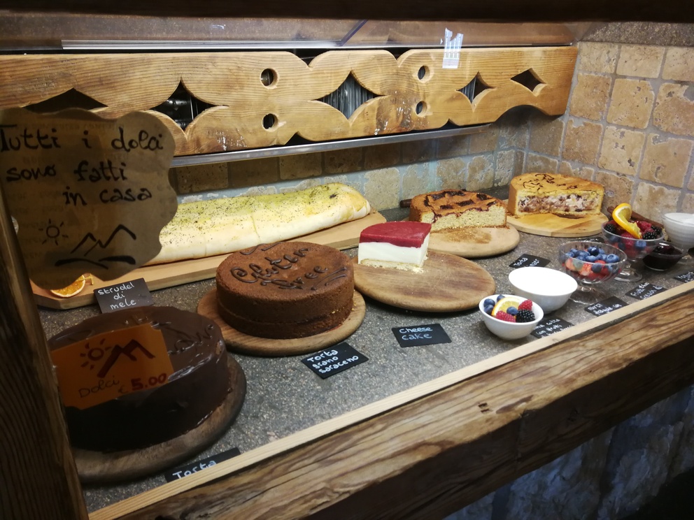 In una vetrina: torte fatte a mano.