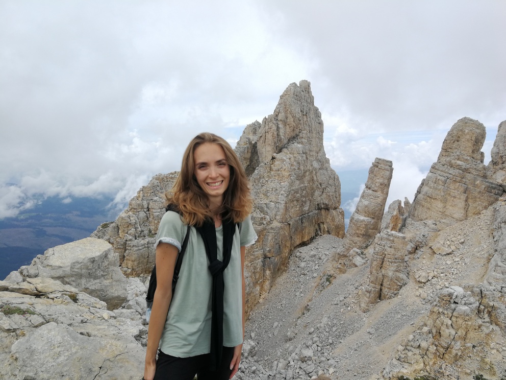 Federica al rifugio Torre di Pisa - Sfondo di rocce, di cui una pendente, nuvole e paesaggio.