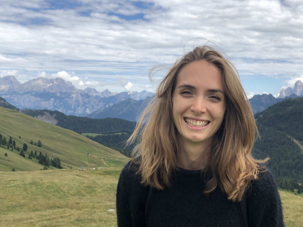 Federica sorridente e dietro prati e montagne.