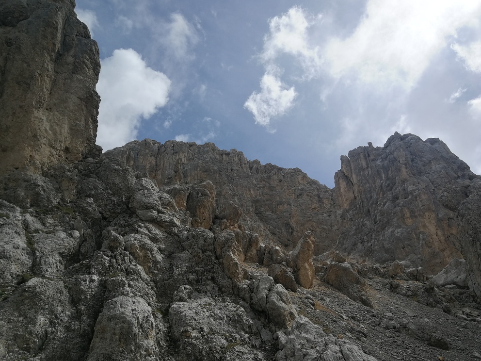Latemar: catena montuosa, rocce chiare con cielo nuvoloso.