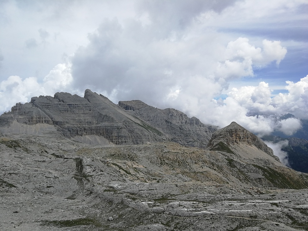 Latemar: catena montuosa, rocce chiare con cielo nuvoloso.