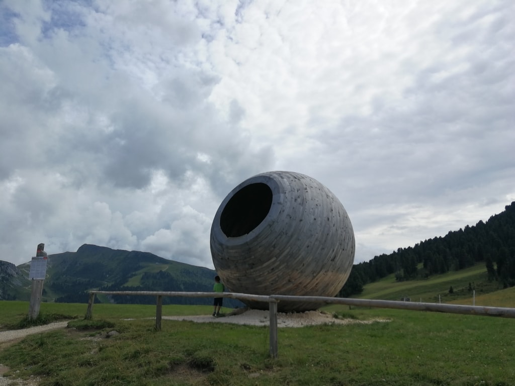 Installazione artistica in legno, come un bulbo oculare enorme.