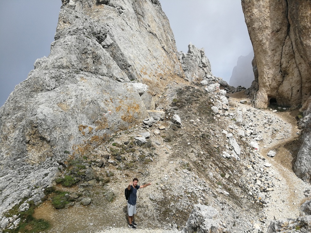 Latemar: catena montuosa, rocce chiare con cielo nuvoloso.