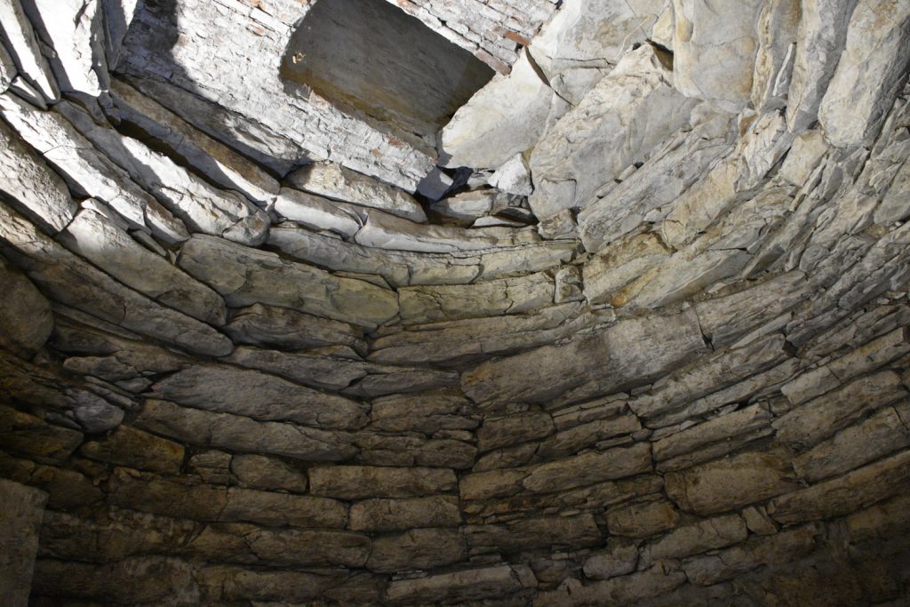 Massi grigi, soffitto: c'è un'apertura.