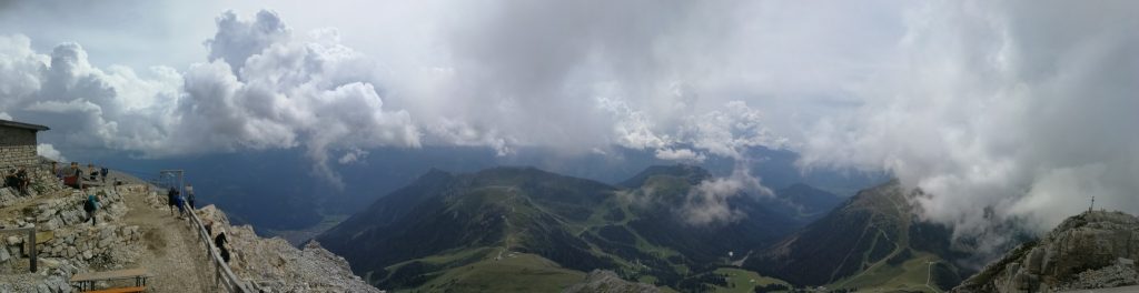Paesaggio verdeggiante con montagne e prati, visto dal rifugio torre di pisa.