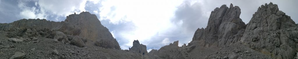 Latemar: catena montuosa, rocce chiare con cielo nuvoloso.