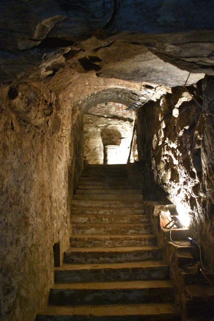 Corridoio con scale scavato nella roccia.