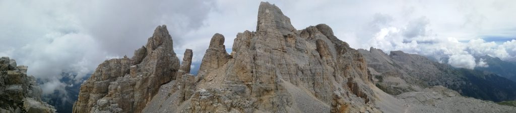 Latemar: catena montuosa, rocce chiare con cielo nuvoloso.