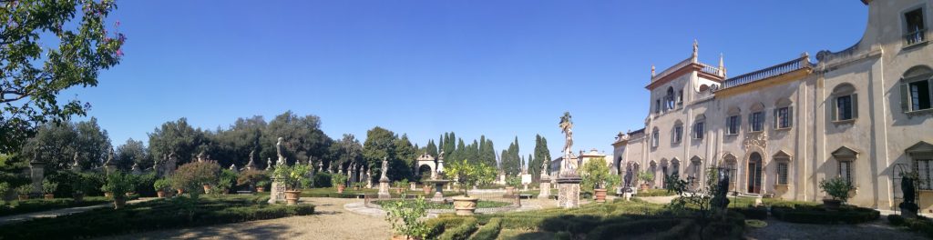 Villa Corsi Salviati - vista del retro della dimora e del giardino con statue, alberi e prati.