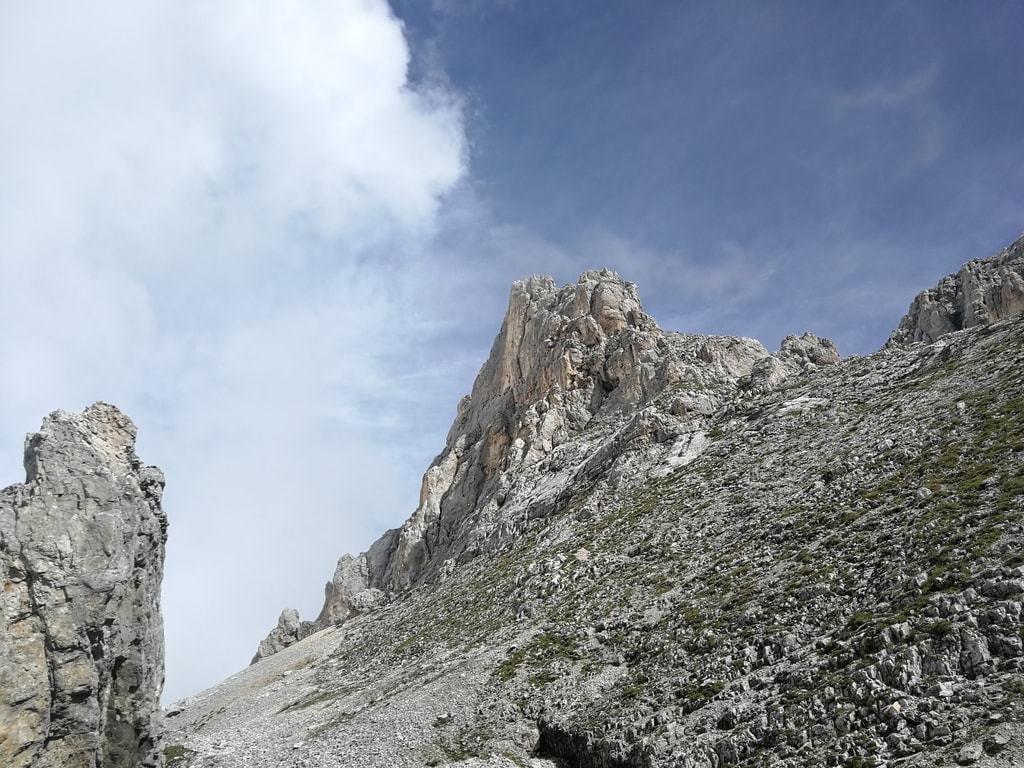 Latemar: catena montuosa, rocce chiare con cielo nuvoloso.