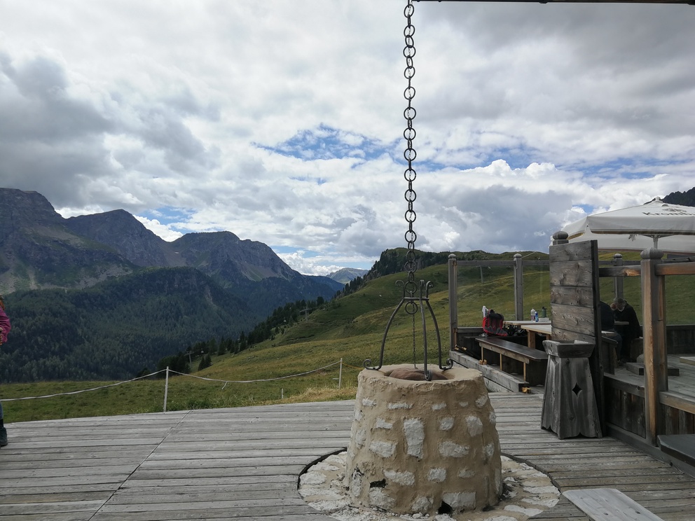 Baita Paradiso - tavoli all'esterno e spazio per focolare.