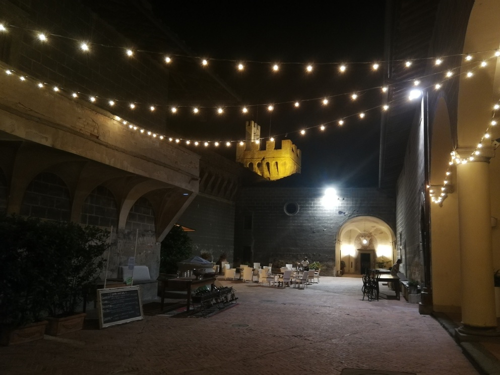 Castello di Oliveto - cortile interno con luci, si intravede torre.