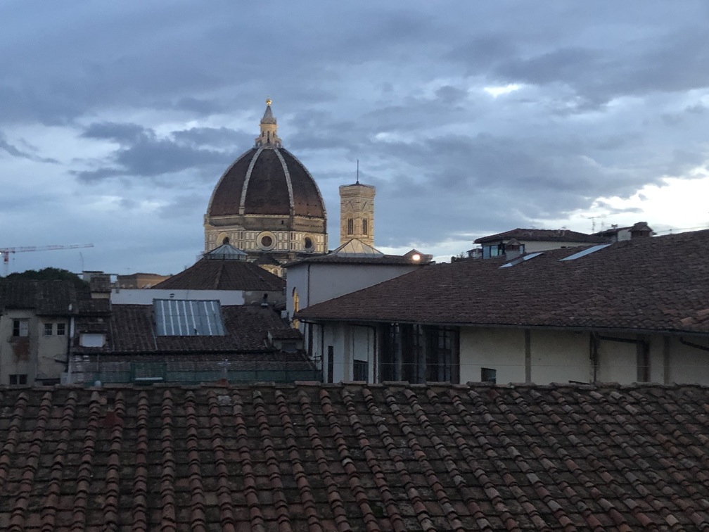 Vista del duomo al tramonto dal Caffè del Verone.