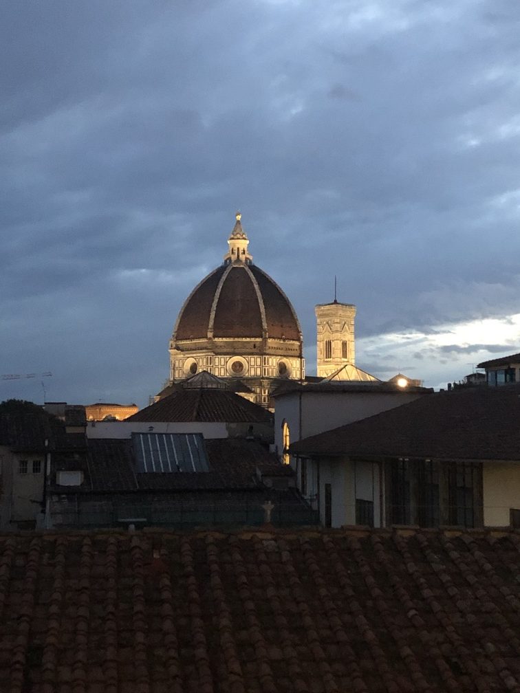 Vista del duomo al tramonto dal Caffè del Verone.