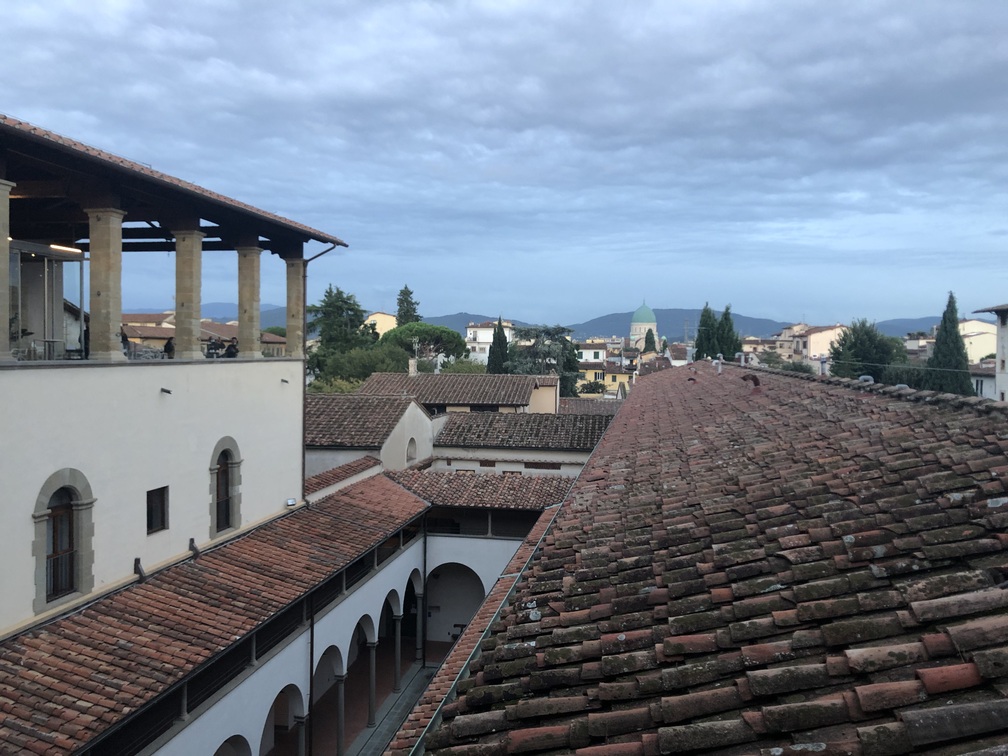 Caffè del Verone, vista della loggia, cortile interno e sinagoga, con colline sullo sfondo.