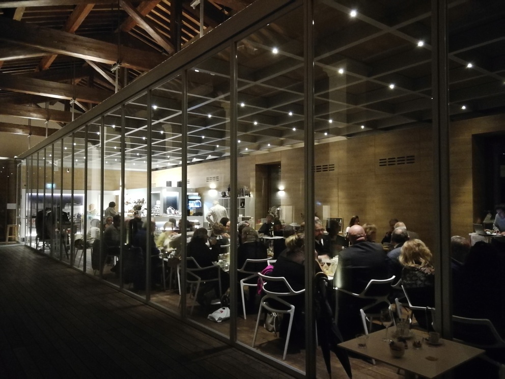 Caffè del Verone: persone ai tavoli e luci.