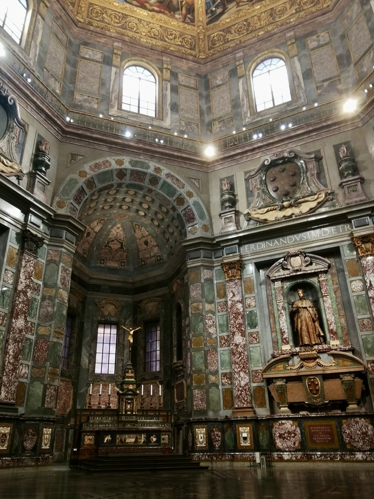 Cappelle Medicee: Cappella dei Principi: grande mausoleo con tanti marmi policromi, pietre, intarsi; al centro c'è un altare e ai lati sarcofagi, una statua.