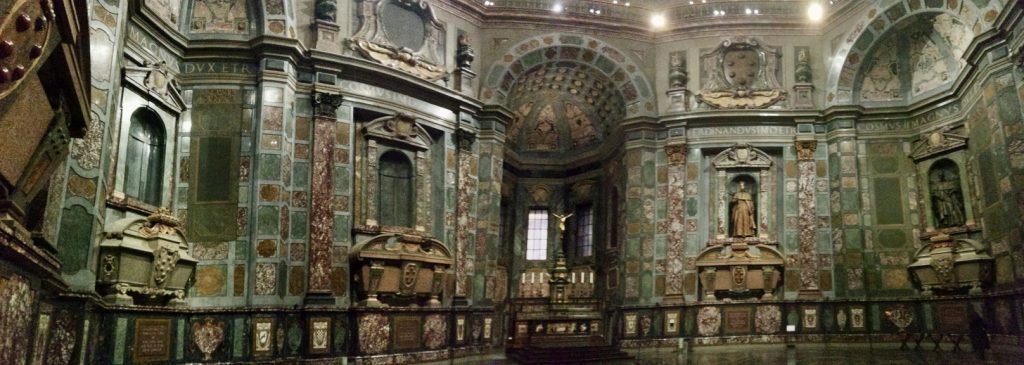Cappelle Medicee: Cappella dei Principi; panoramica; pietre scure, marmi, porfido, colori prevalenti sono il verde il rosso; nicchie e arche sepolcrali.