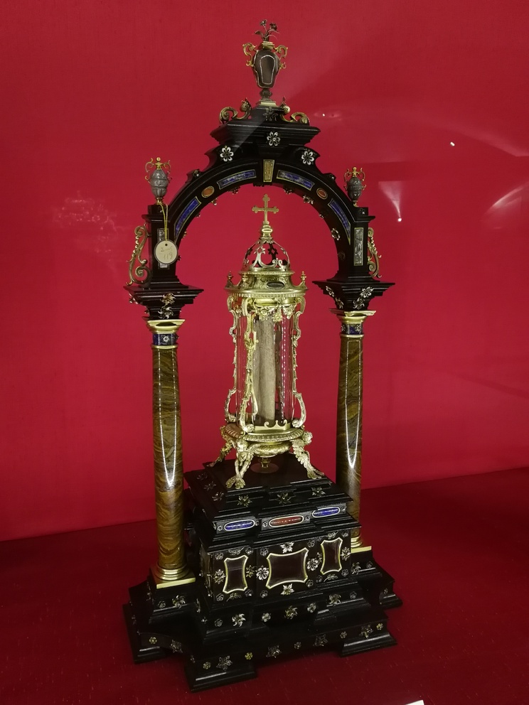 Cappelle Medicee - Reliquiario di San Alessio, argento, argento dorato, cristallo di rocca, ebano e smalti fanno una decorazione intorno ad un osso in una teca al centro.