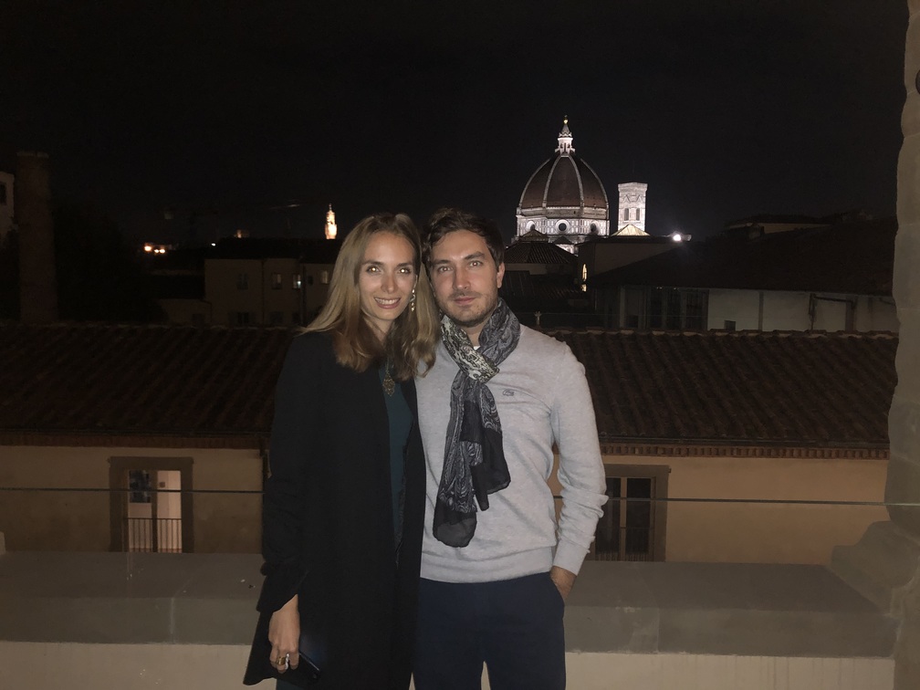 Federica e Lorenzo con sfondo la vista del duomo di notte dal Caffè del Verone.