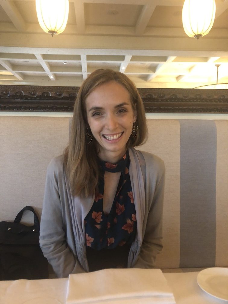 Federica seduta al ristorante Il Verrocchio.