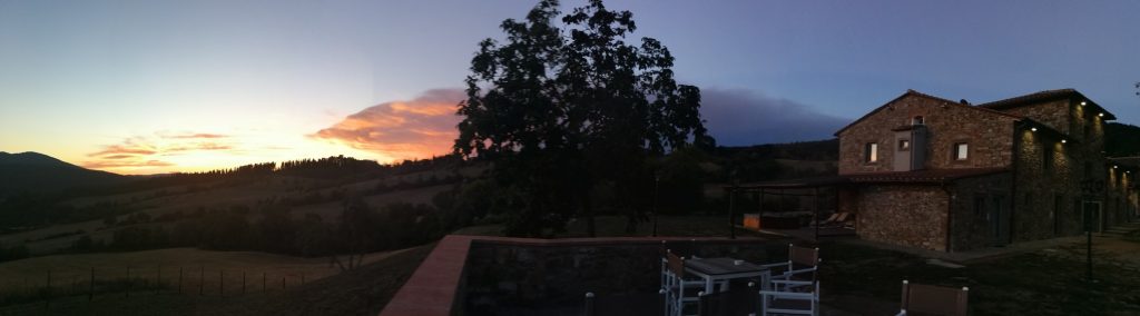 Fornace de' Medici: tavoli al tramonto e colline.