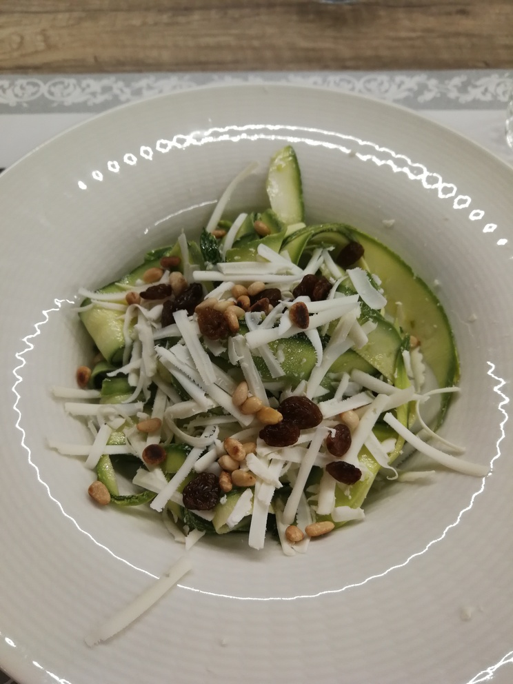 Fornace de' Medici: insalata di zucchine, pecorino e frutta secca.
