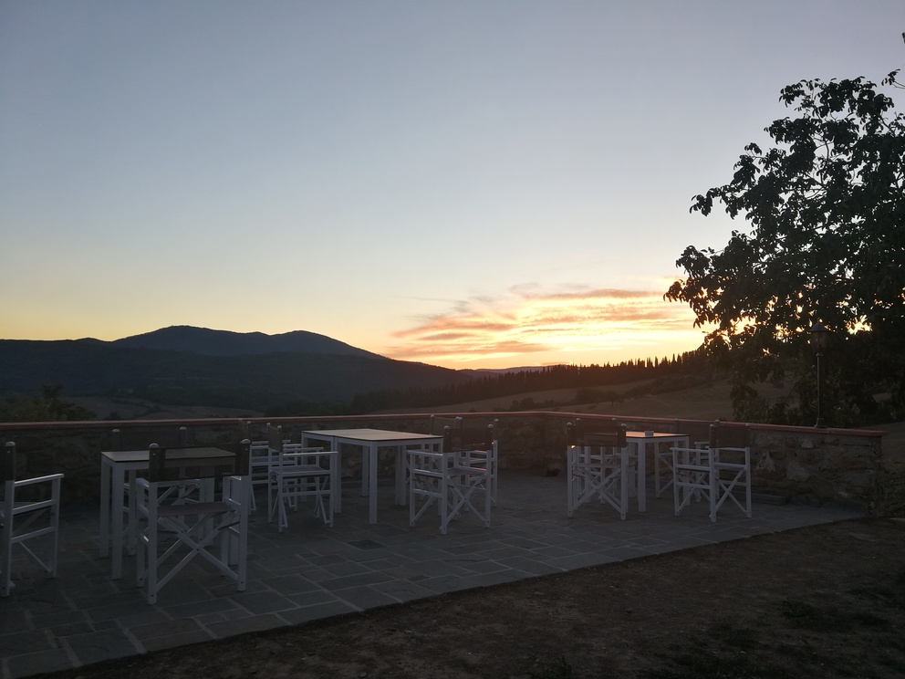 Fornace de' Medici: tavoli al tramonto e colline.