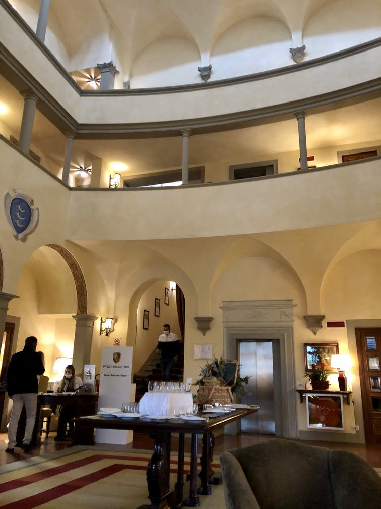 Villa La Massa: salotto/cortile interno con tavolo per buffet.