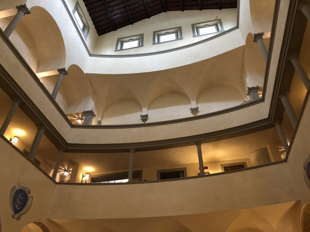 Villa La Massa: cortile interno con corridoi e ballatoi.