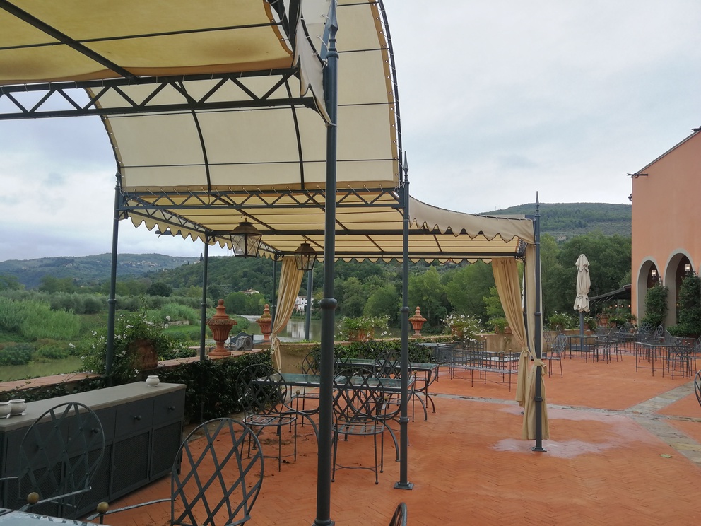 Villa La Massa: terrazza sull'Arno con tavolo e vasi.