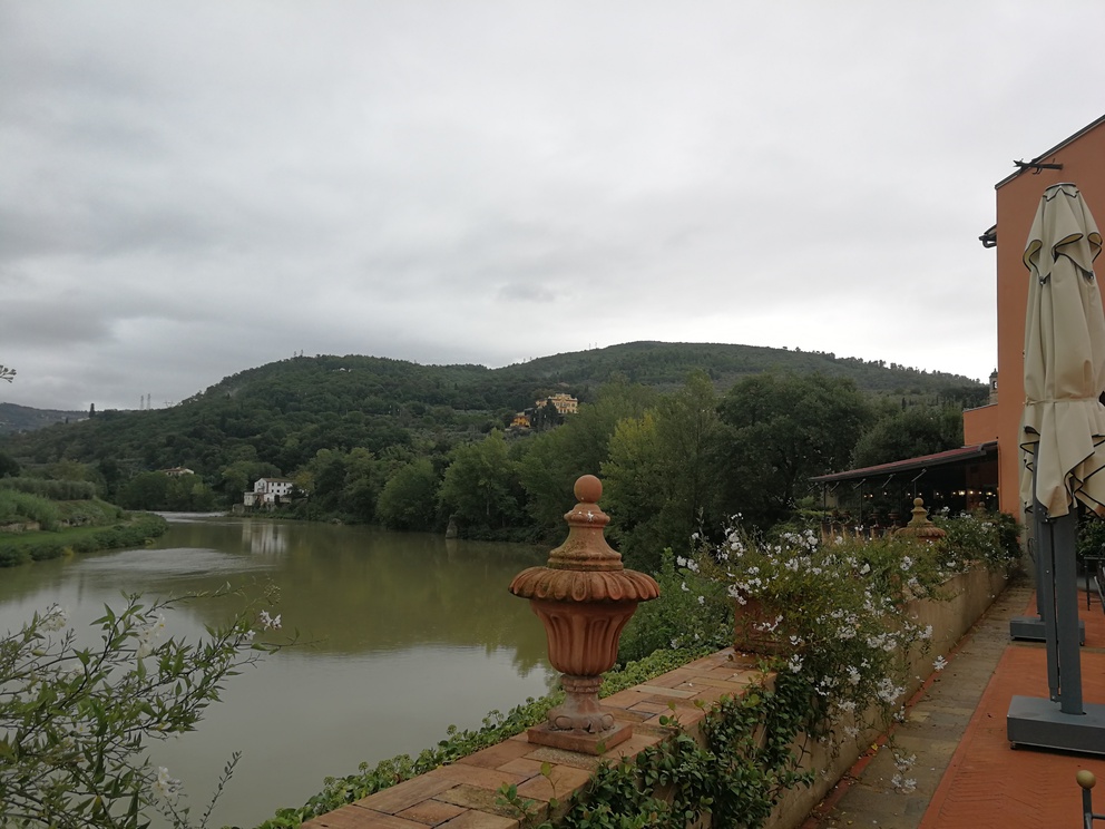 Villa La Massa: terrazza sull'Arno con tavolo e vasi.