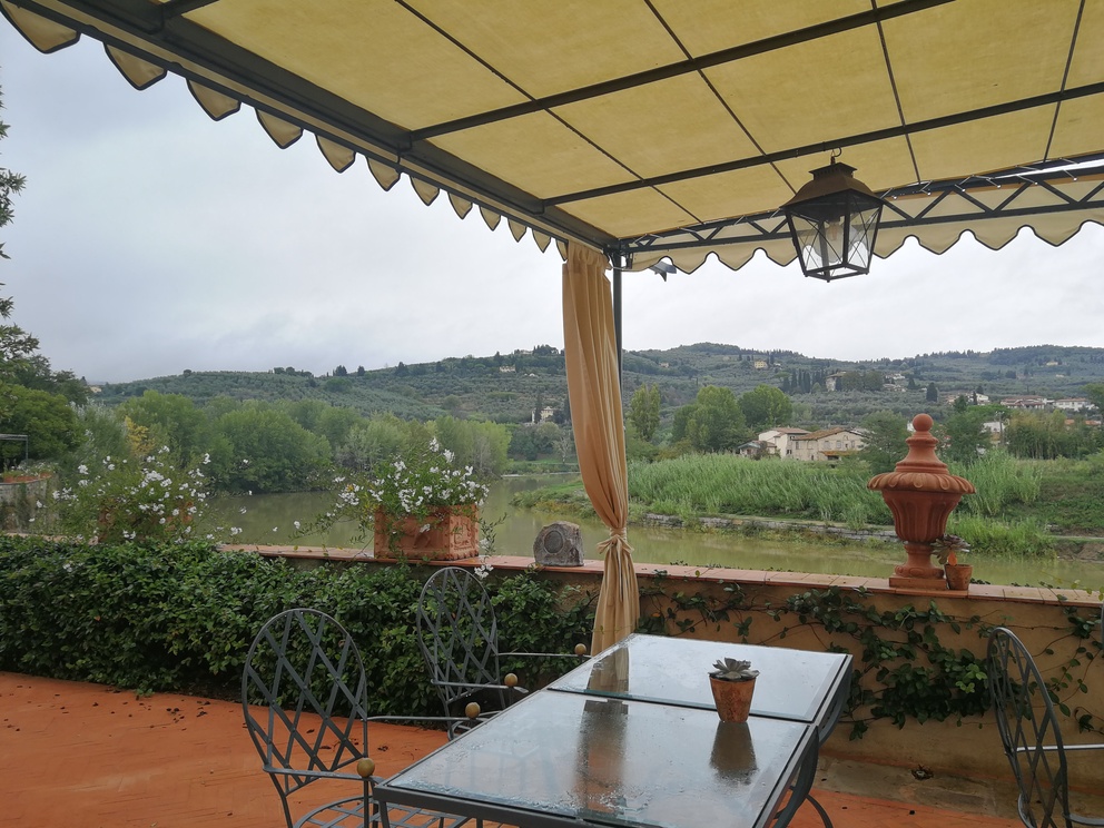 Villa La Massa: terrazza sull'Arno con tavolo e vasi.