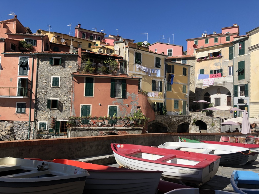 Tellaro: barche del porto e case.