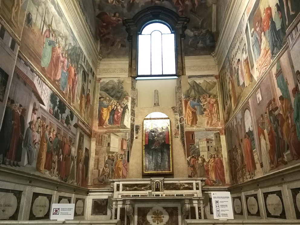Cappella Brancacci - completa visione della cappella, con luce che entra dalla finestra, tavola e affreschi colorati alle pareti, altare al centro.
