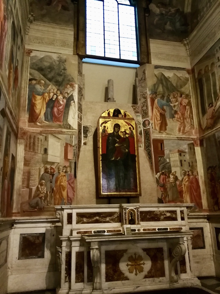 Cappella Brancacci - parte frontale della cappella, tavola della madonna con bambino con introno affreschi colorati e sotto altare marmi policromi.