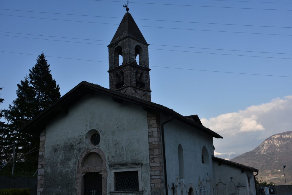 Facciata e campanile della chiesa Santi Filippo e Giacomo.