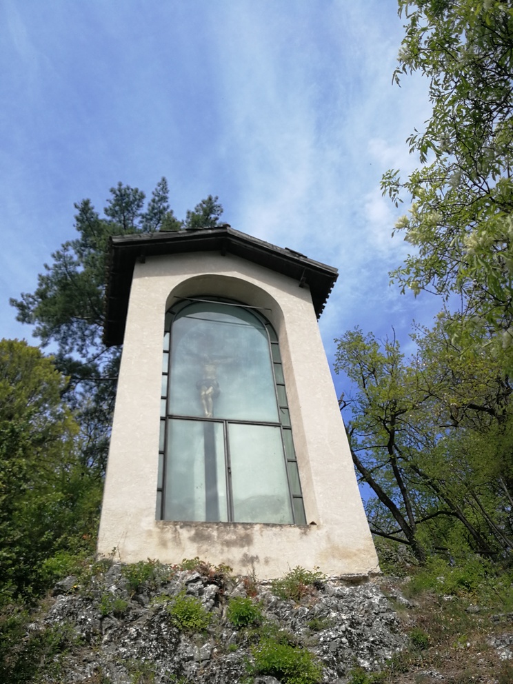 Tabernacolo stretto e alto con crocifisso.