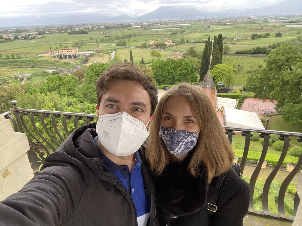Villa Castelletti - Lorenzo e Federica affacciati sul panorama dell'altana.