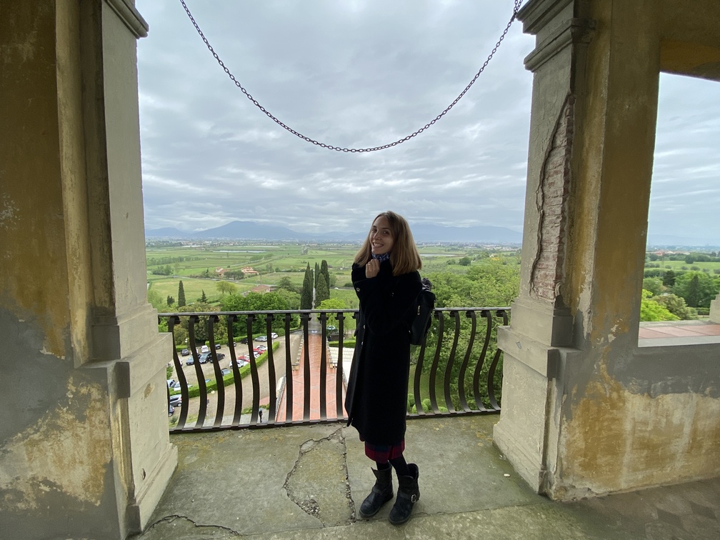 Villa Castelletti - Federica si abbassa la mascherina e sorride sull'altana.