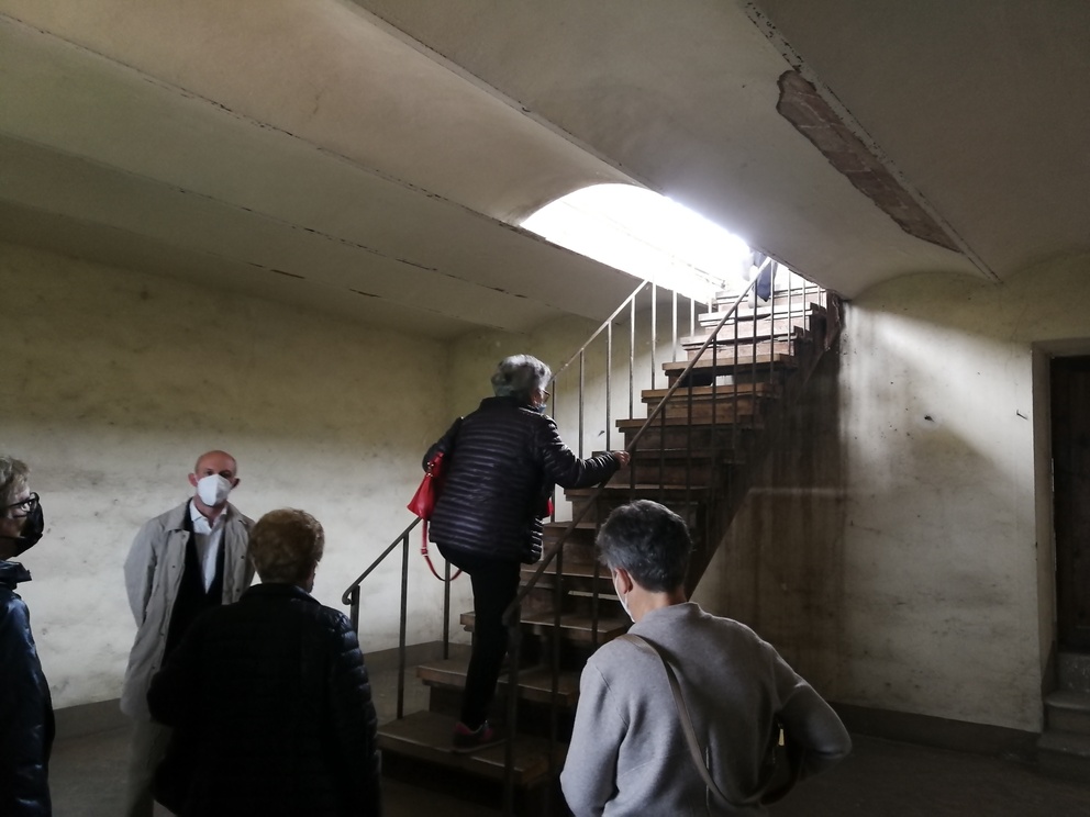 Villa Castelletti - scala in legno che conduce all'altana, alcune persone che salgono e aspettano il proprio turno.