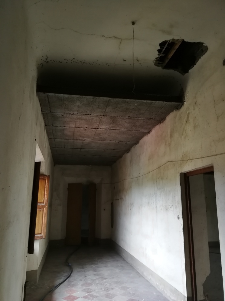 Villa Castelletti - dettagli del piano superiore con soffitti che cadono, tubi e ambienti squallidi.