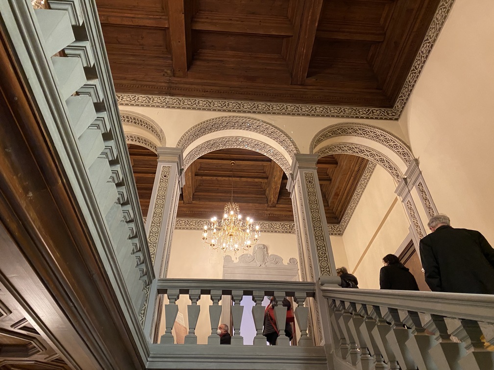 Villa Castelletti - scalone che conduce ad un loggiato a tre lunette in parte decorato.