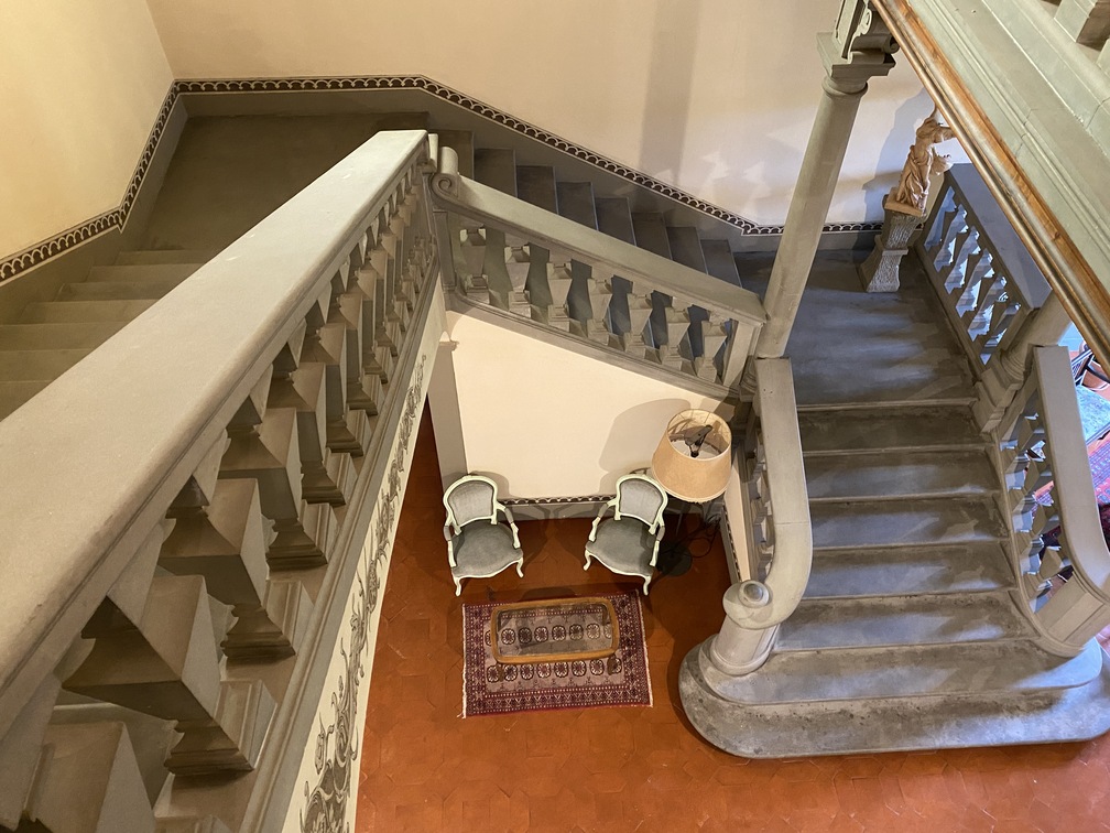 Villa Castelletti - particolare dello scalone visto dall'alto verso il basso.