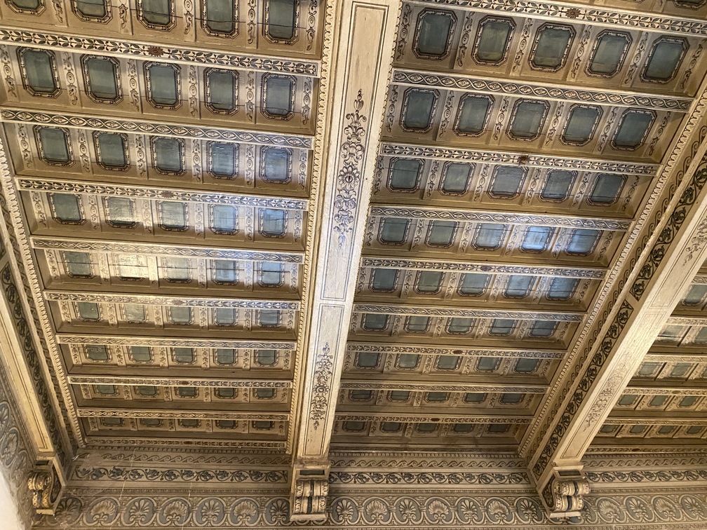 Villa Castelletti - soffitto con decorazioni geometriche di gusto neoclassico.